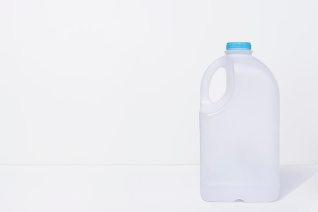 Plastic melk gallon container op witte achtergrond met kopie space