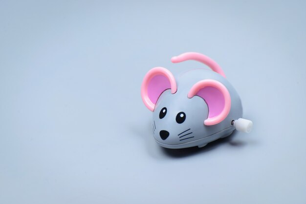 Plastic muis speelgoed op een grijze ondergrond