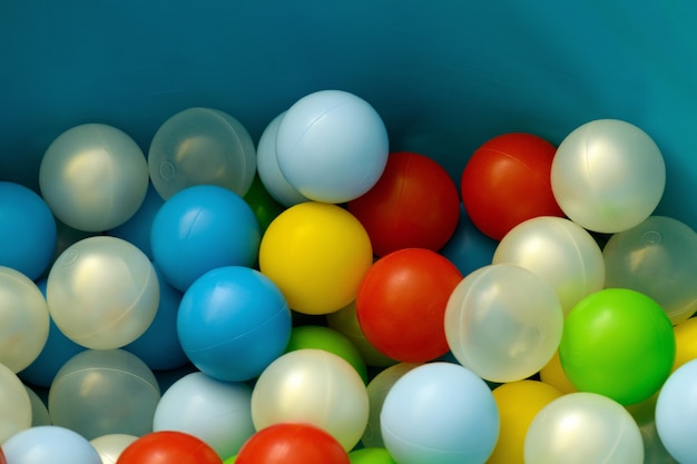 Palline multicolori di plastica, primo piano. tante palline colorate per far giocare i bambini.