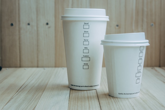 プラスチック・紙製のコーヒーカップ