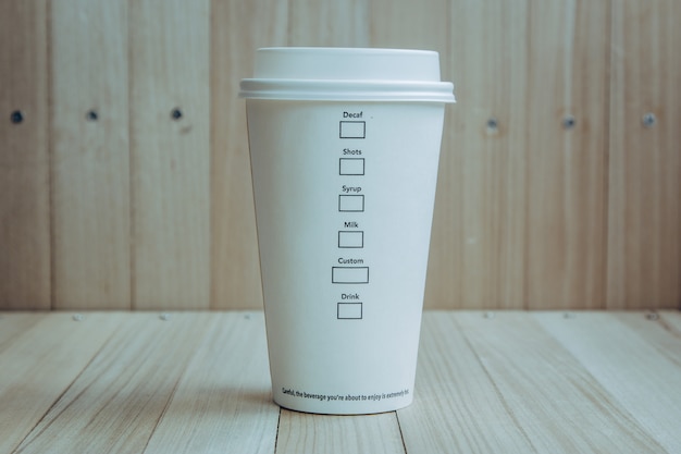 プラスチックと紙のコーヒーカップ