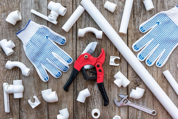 Strumento per tagliare tubi in plastica con guanti e tubi