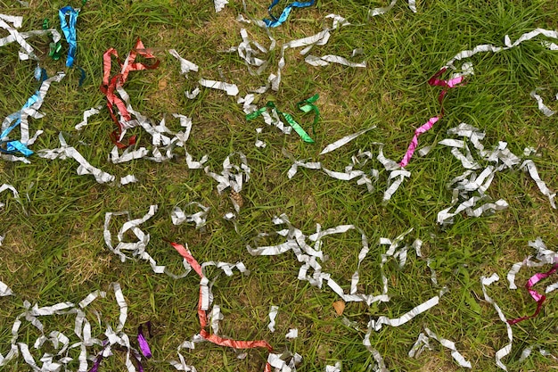 파티 이벤트 축하 후 플라스틱 오염 잔디에 플라스틱 색종이 조각 환경
