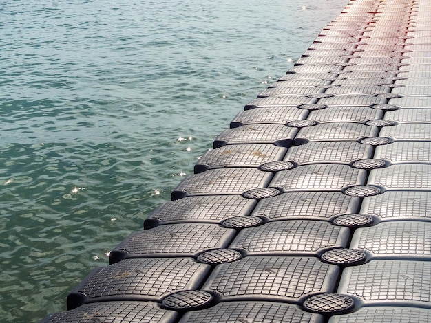 Photo plastic pontoon walk way floating in the sea