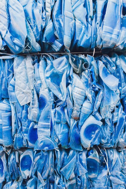 Foto balle di plastica pressate presso l'impianto moderno di trattamento dei rifiuti pericolosi raccolta differenziata dei rifiuti riciclaggio e stoccaggio dei rifiuti per il successivo smaltimento impresa di smistamento e trattamento dei rifiuti