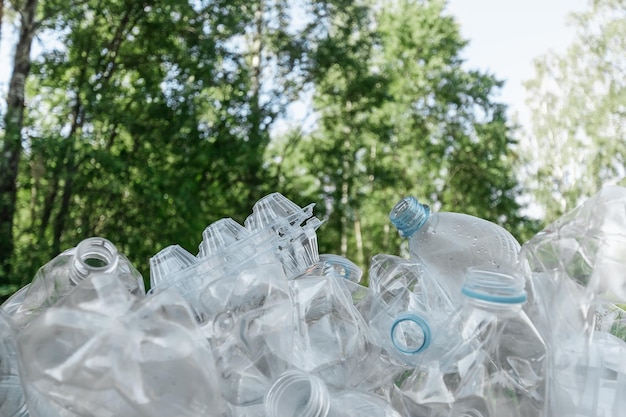 Plastic probleem een berg plastic flessen tegen de achtergrond van een groene bos natuurvervuiling