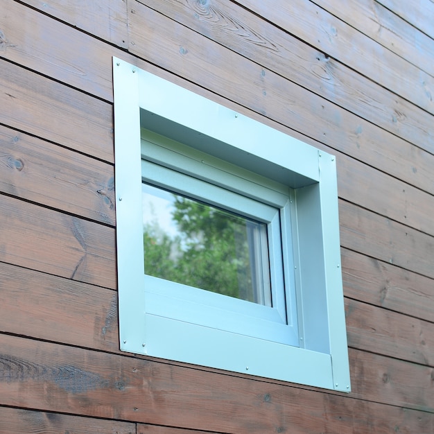 새로운 현대 수동 목조 주택 외관 벽에 플라스틱 PVC 창
