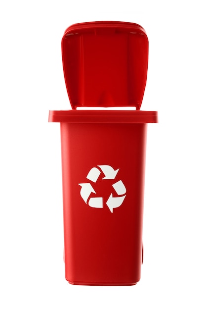 Фото Пластиковый красный мусорный бак, изолированные на белом фоне