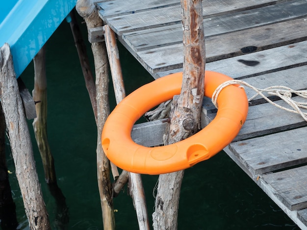 Foto plastic reddingsboeien bij de steigers om te voorkomen dat toeristen in rivier of zee vallen