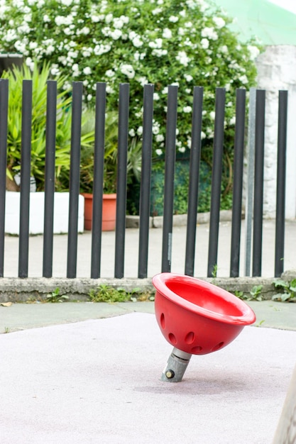 Plastic rode carrousel op de speelplaats