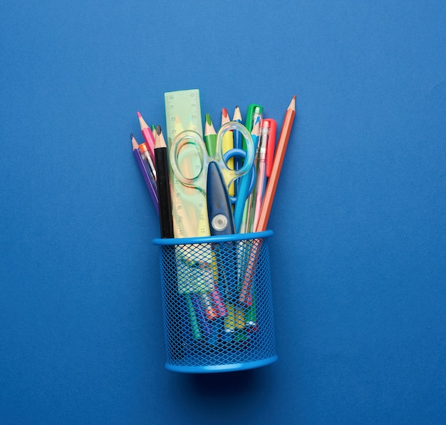 プラスチック製のはさみと色とりどりの木の鉛筆