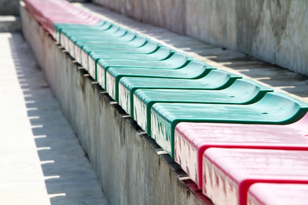 Lo spettatore del sedile in plastica rappresenta lo stadio di calcio