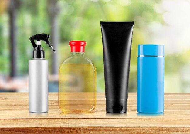 Foto bottiglie di shampoo in plastica per la cura del corpo