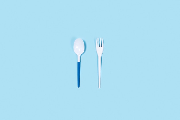 Photo plastic spoons on blue background