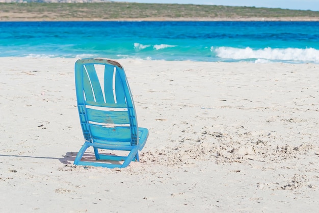 Plastic stoel op het strand van La Pelosa