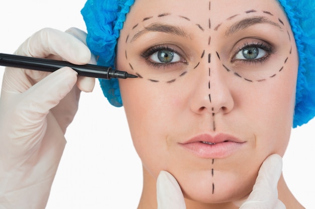 Пластический хирург, рисующий на лице