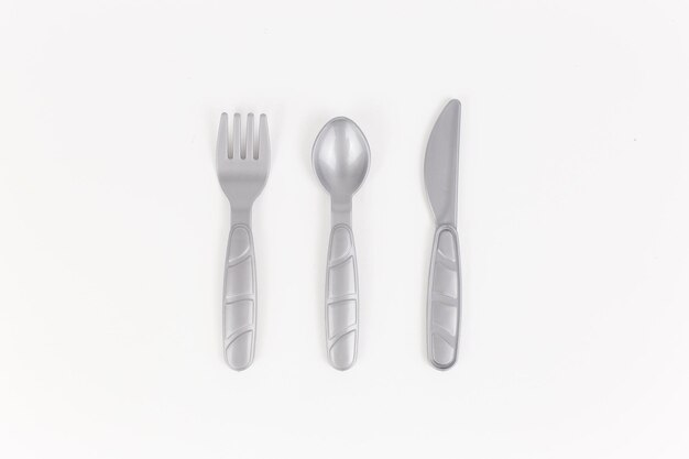 Foto utensili da tavola in plastica fondo sega cucchiaio su sfondo bianco