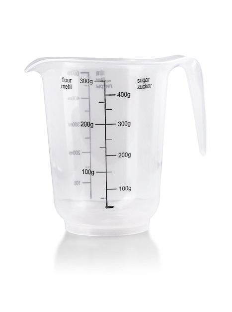 Фото Пластиковая прозрачная кухонная мерная чашка, изолированная на белом