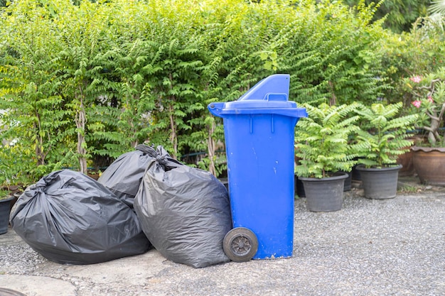 写真 廃棄物やゴミで過負荷になったプラスチック製のゴミ箱