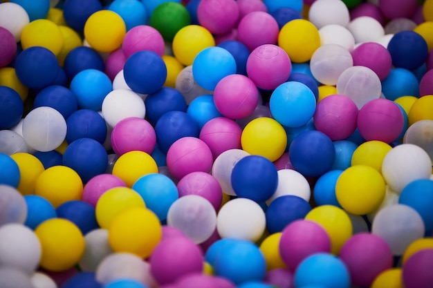 Plastic veelkleurige ballen in de kinderspeelkamer veelkleurige plastic ballen