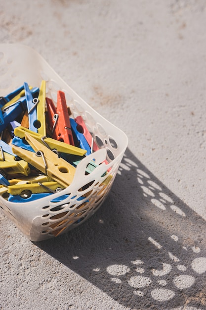 Plastic wasknijpers die in een mand hangen. Bovenaanzicht.