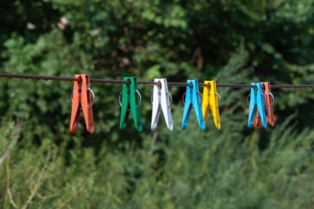 Foto plastic wasknijpers voor het drogen van kleding aan een touw