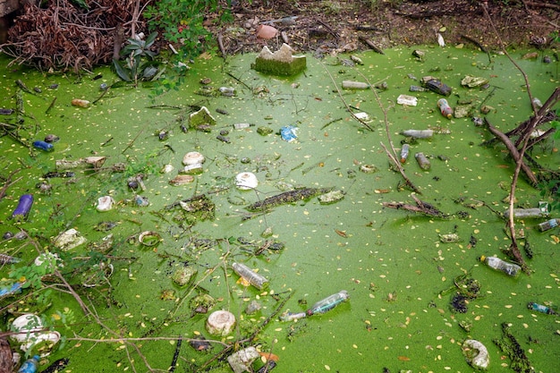 運河に浮かぶプラスチック廃棄物、環境汚染、生態学的問題のコンセプト。