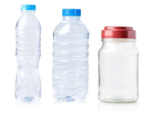 Photo plastic water bottle isolated on white background with clipping path.