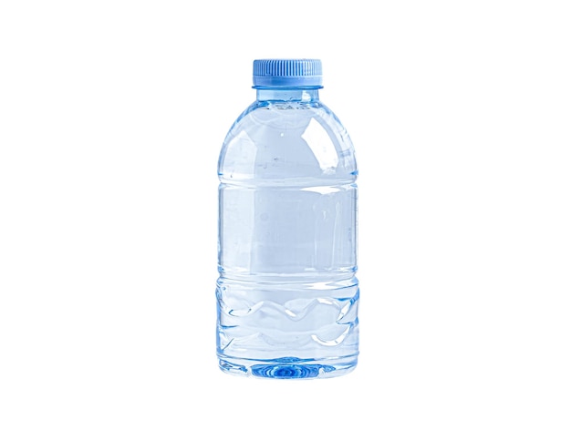 Bottiglia d'acqua in plastica isolata su sfondo bianco con tracciato di ritaglio