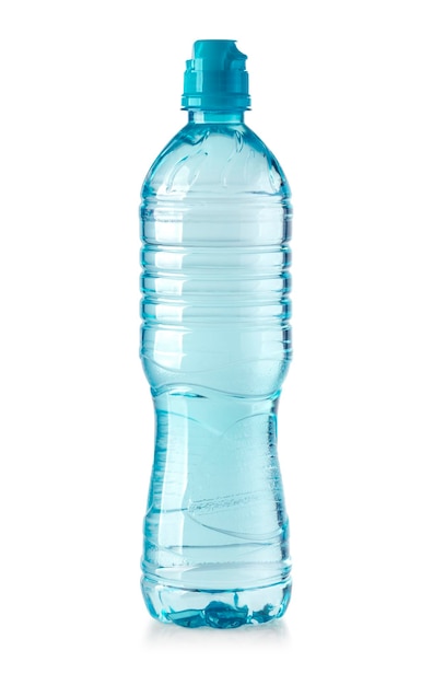 Пластиковая бутылка с водой, изолированная на белом с обтравочной дорожкой