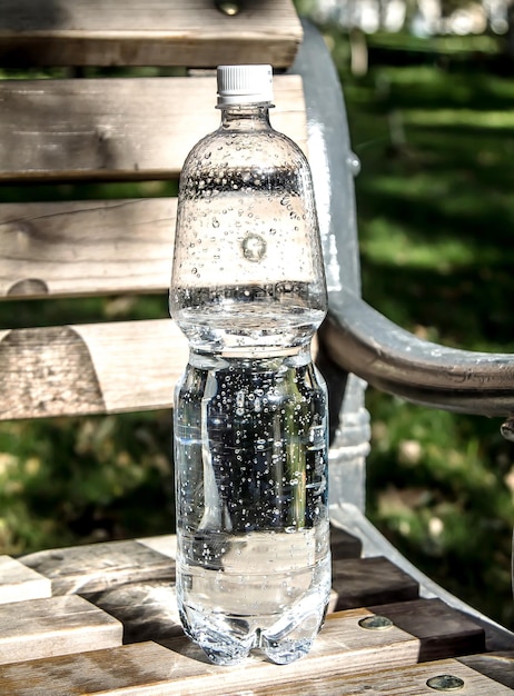 Photo plastic water bottle on a park bench