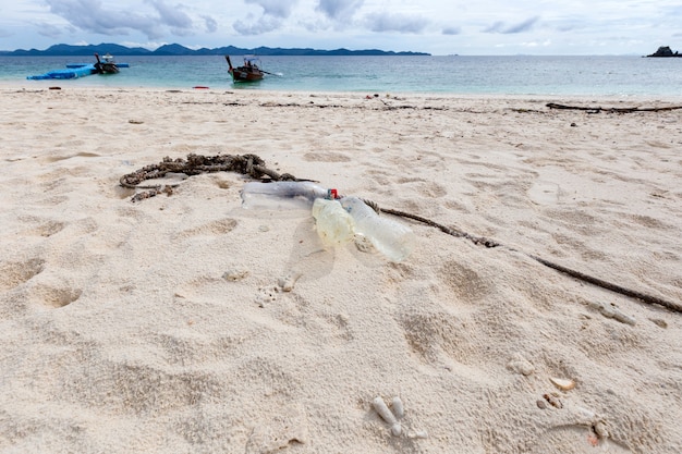 Inquinamento di bottiglie d'acqua di plastica sulla spiaggia, phuket, thailandia