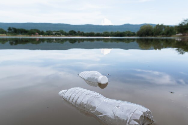 写真 プラスチック製の水のボトルは、川の汚染。水の中のプラスチックのゴミ。環境汚染 。