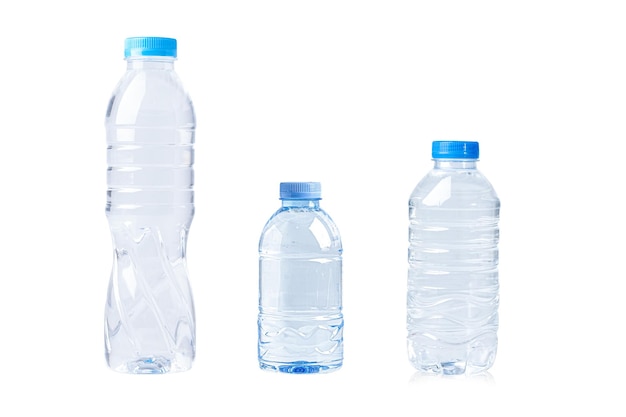 Plastic waterfles die op witte achtergrond wordt geïsoleerd