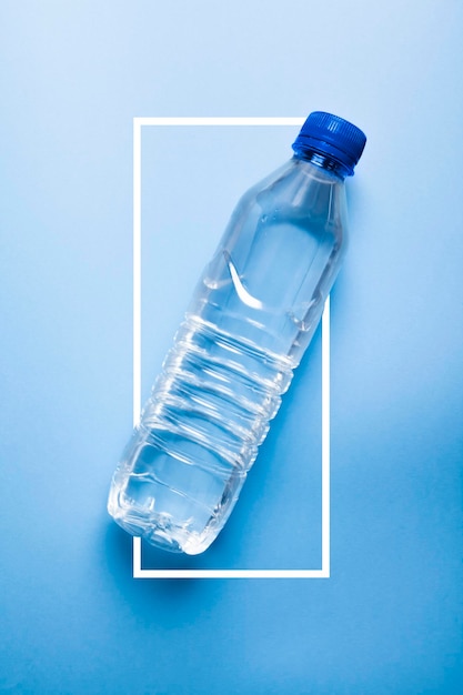 Plastic waterfles geïsoleerd met blauwe achtergrond Recycling basisconcept