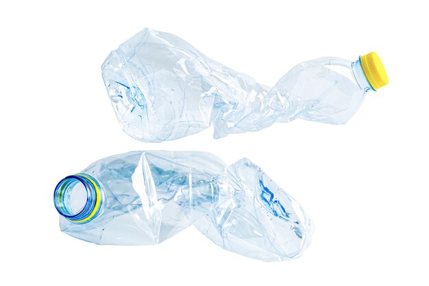 Plastic waterfles met lege gerimpelde gebruikte geïsoleerd op witte achtergrond hergebruik recycling vervuiling milieu ecologie afvalconcept