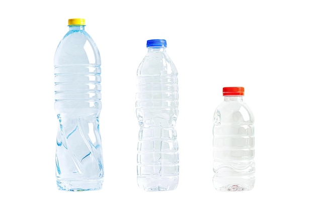 Plastic waterfles met lege gerimpelde gebruikte geïsoleerd op witte achtergrond hergebruik recycling vervuiling