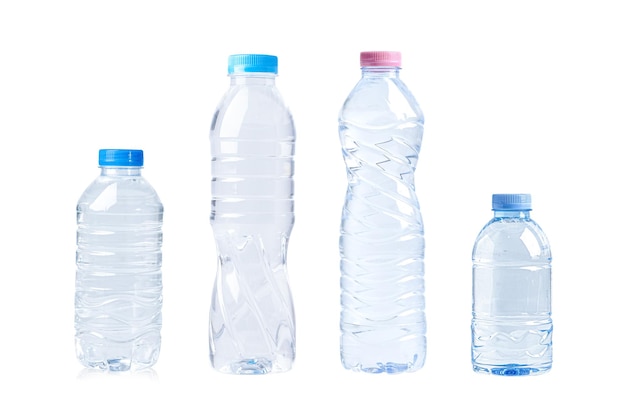 Plastic waterfles voor drank die op witte achtergrond wordt geïsoleerd