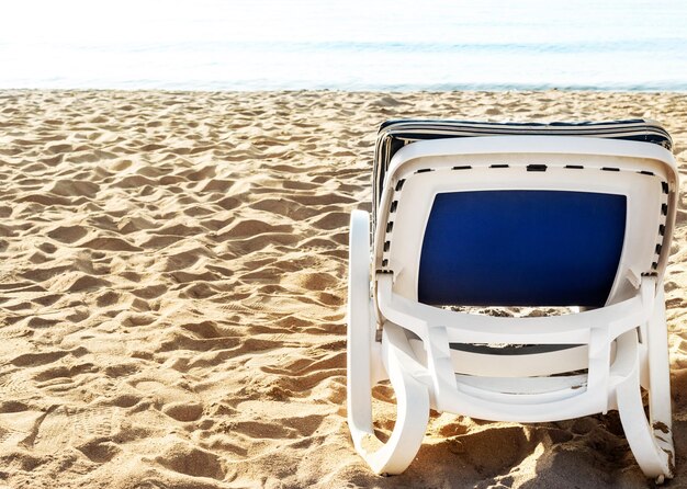 Foto plastic zonnebank op het strand