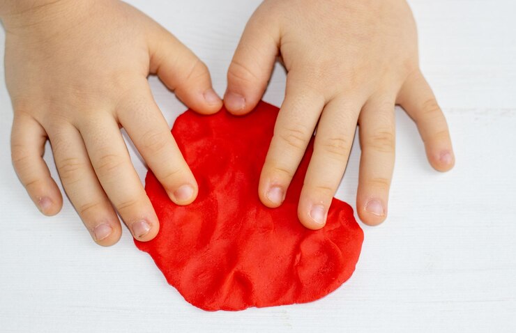 plasticine rode vorm klei hart geïsoleerd vrouw kind handen Valentijnsdag liefde dag vakantie vieren