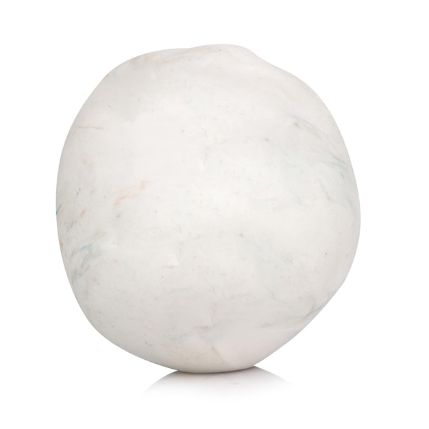 白い背景に 1 つ分離された粘土の白い球
