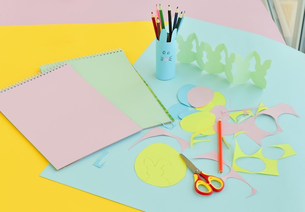 Plat diy papier met paashazen gemaakt van papier met je eigen handen en gekleurde eiersjablonen eenvoudige ambachten en toepassingen voor kleuters en basisschoolkinderen