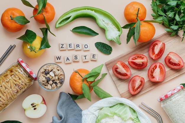 Plat gelegd met verse lokale groenten en fruit op een neutrale achtergrond en een citaat zonder afval