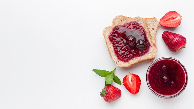 Foto plat lag aardbeienjam op brood