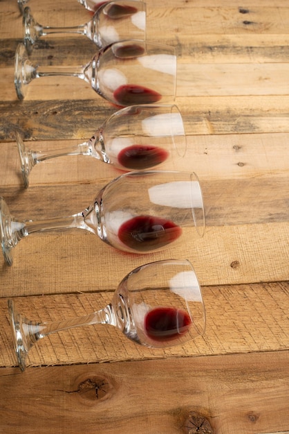 Plat lag achtergrond met glazen met rode wijn Concept van wijn degustatie wijnmakerij wijnmakerij wijnbar party