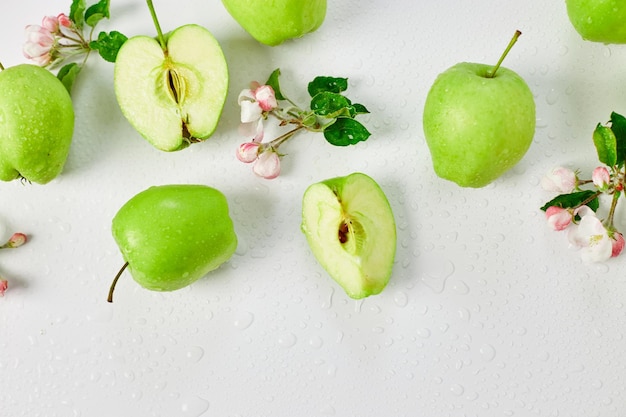 Plat lag Apple bloemen en rijpe groene appels op een witte achtergrond