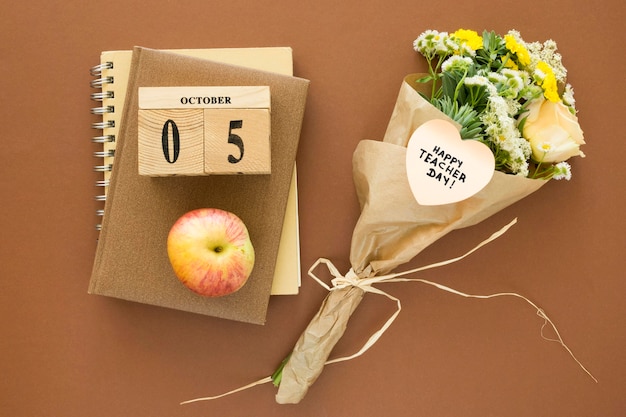 Foto plat lag bloemen en notebook arrangement