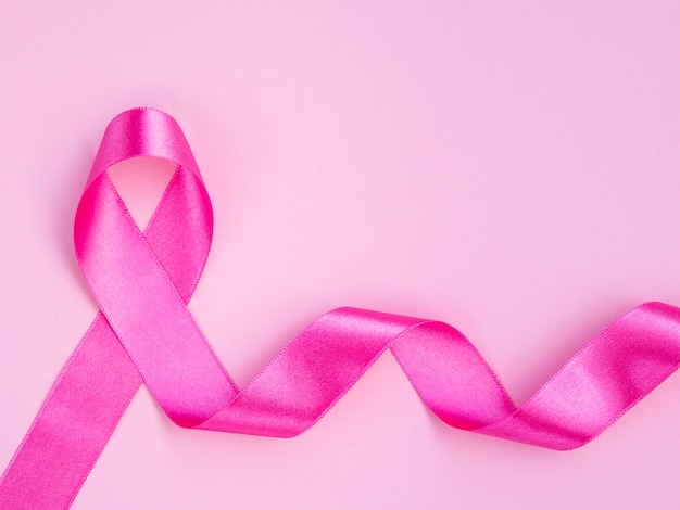 Plat lag borstkanker concept met lint