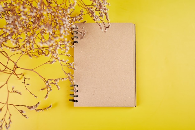 Plat lag bovenaanzicht notebook, notities met bloemen Toekomstige familie, huis, levensdoelen en plan of het starten van een nieuw bedrijf, concept