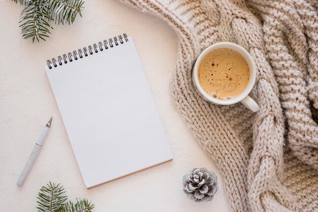 Plat lag briefpapier, lege papieren en kopje koffie